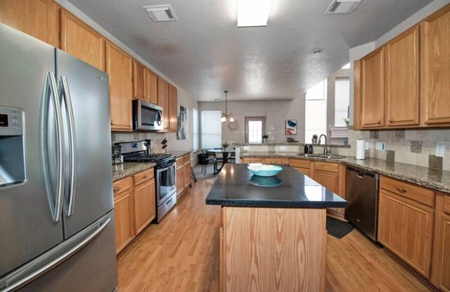 Barker Apartment | Epic 7BR w/Pool + Billiards | 25 Mins to Downtown