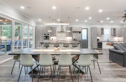 Midtown House | EPIC Backyard-Hot Tub-Near DWTN -Games-Sleeps 16