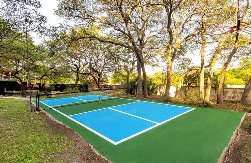 Crownridge of Texas House | Epic Family Escape: Custom 9-Hole Putt Putt, Pickleball, Pool, Near Six Flags