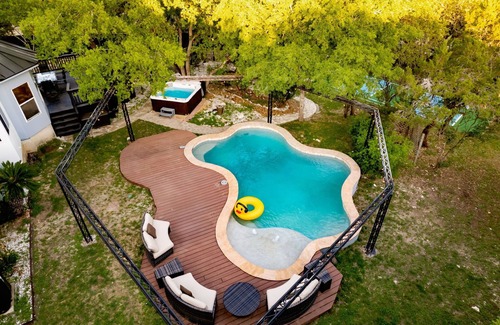 Crownridge of Texas House | Epic Family Escape: Custom 9-Hole Putt Putt, Pickleball, Pool, Near Six Flags