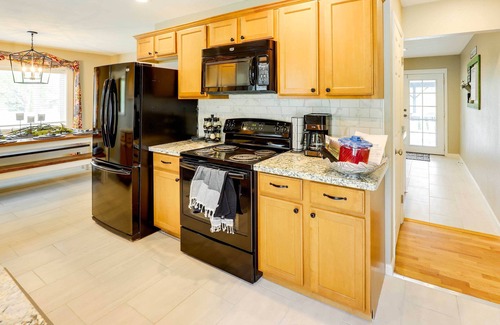 East Wenatchee House | Epic Family Getaway w/Pool, Game Room & Fire Pit!