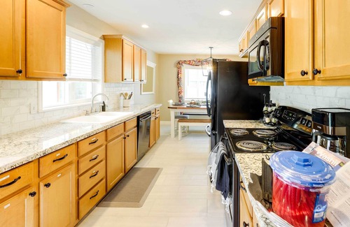 East Wenatchee House | Epic Family Getaway w/Pool, Game Room & Fire Pit!