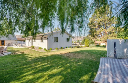East Wenatchee House | Epic Family Getaway w/Pool, Game Room & Fire Pit!