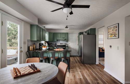 Massanutten House | Epic Family Stay - 40' Putting Green, Theater, Hot Tub, Sauna