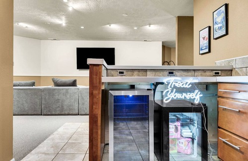Highlands House | Epic Hillside Retreat Htd Pool HotTub Golf 4400sf