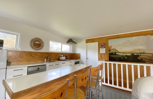 Houhora Cabin | Epic holiday or retreat venue- Massive yoga/chill room with beach only 1min away