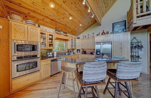 Murphy House | Epic Mountain Views | 2 Kings | Sleeps 8 + Dogs!
