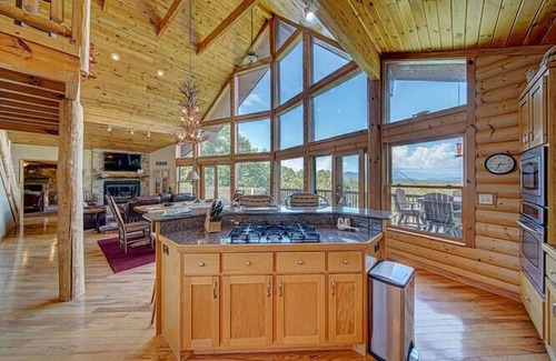 Murphy House | Epic Mountain Views | 2 Kings | Sleeps 8 + Dogs!