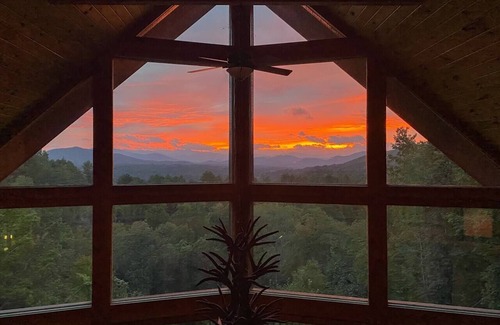 Murphy House | Epic Mountain Views | 2 Kings | Sleeps 8 + Dogs!