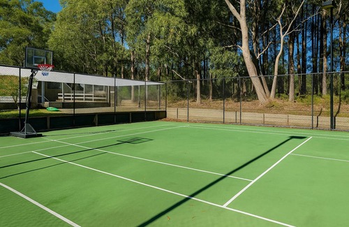 Trafalgar East House | Epic Retreat with Pool, Sauna, Cinema, Firepit & More – Sleeps 28
