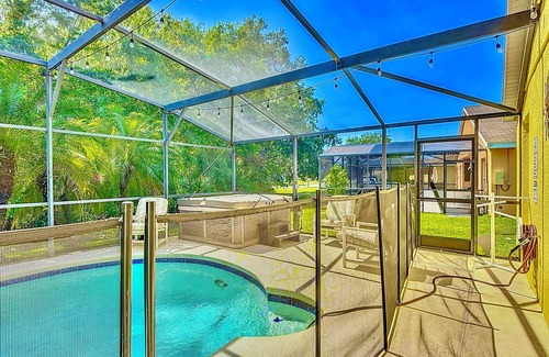 Sandy Ridge House | Epic Themed Luxury Home 20 min Disney World dw4 Pool and Hot Tub