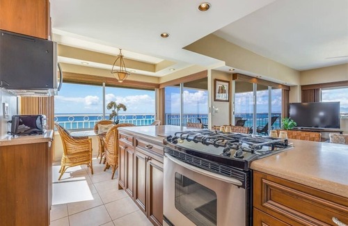 Waikiki Condo | Epic View w/Gourmet Kitchen–Waikīkī Shore #1100