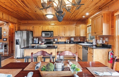 Gatlinburg - Pigeon Forge Cabin | Epic Views + Game Room + Hot Tub | Bear’s Lookout