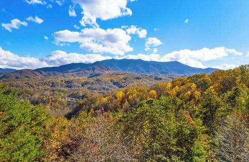 Gatlinburg - Pigeon Forge Cabin | Epic Views + Game Room + Hot Tub | Bear’s Lookout