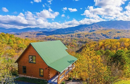 Gatlinburg - Pigeon Forge Cabin | Epic Views + Game Room + Hot Tub | Bear’s Lookout