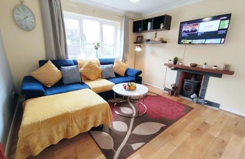 Cambridge Apartment | Epicsa - Quiet Bungalow, 3 Bedroom with Parking & Garden