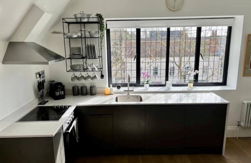 Epping Apartment | Epping High Street, Stylish & Very Well Appointed