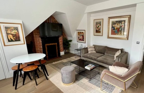 Epping Apartment | Epping High Street, Stylish & Very Well Appointed