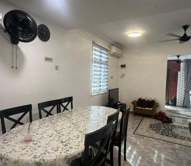 Semenyih House | Eqa's Homestay Perfect for Muslim family vacation