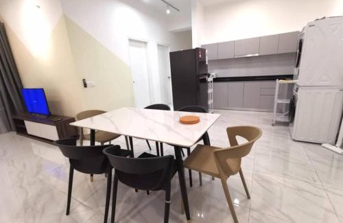 Taman Equine Apartment | Equine 4 bedrooms/WiFi
