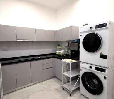 Taman Equine Apartment | Equine 4 bedrooms/WiFi