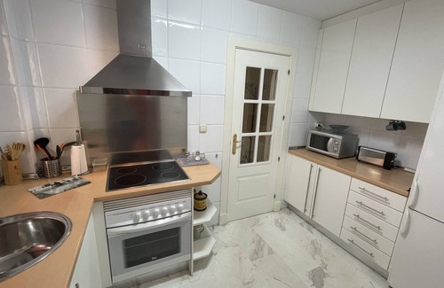 Motril Apartment | Equipado, Terraza de 32 m2 con vistas al campo de golf en Playa Granada.