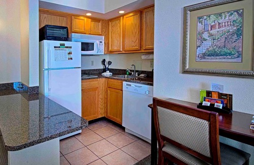 Graysville Condo | Equipped 1-Bedroom | Indoor Pool + Gym Access