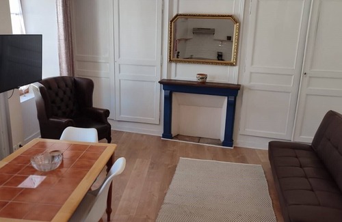 Chalus Apartment | Equipped cosy 1 bedroom apartment in the heart of Chalus a historic market town.