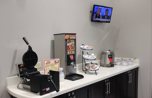 Miamisburg Apartment | Equipped King Suite | Free Wi-Fi, Free Daily Breakfast + Pool Access