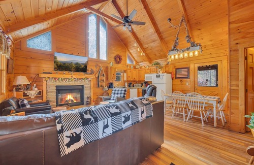 Pigeon Forge Cabin | ER107 - Smoky Mountain Charm - Great Location! Close To Town!