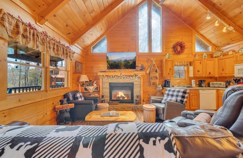Pigeon Forge Cabin | ER107 - Smoky Mountain Charm - Great Location! Close To Town!