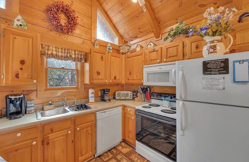Pigeon Forge Cabin | ER107 - Smoky Mountain Charm - Great Location! Close To Town!