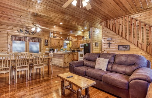 Pigeon Forge Cabin | ER305- Bear Right Inn- Great location- Close to town