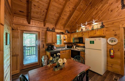 Pigeon Forge Cabin | ER75 - Palmetto Place - Great location! close to all the action!