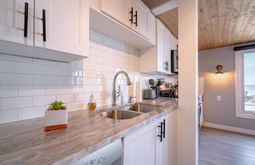 Leamington Cottage | Erie Shores Lakehouse! · Sunsets N Hot Tub