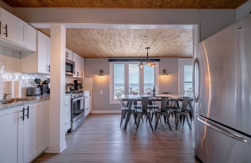 Leamington Cottage | Erie Shores Lakehouse! · Sunsets N Hot Tub