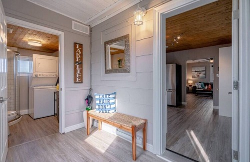 Leamington Cottage | Erie Shores Lakehouse! · Sunsets N Hot Tub
