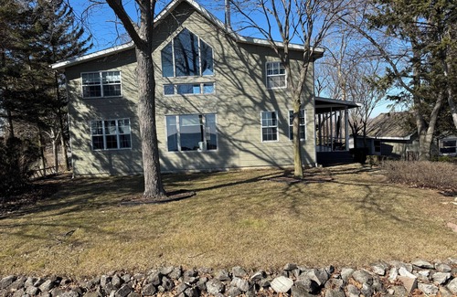 Leamington House | Erie’s Edge “Lakeside Retreat With Spectacular Sunrises & Garden Views”