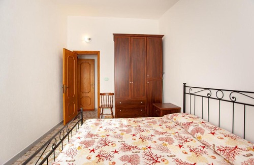 Sas Linnas Siccas Apartment | Erminia House - Orange Flat