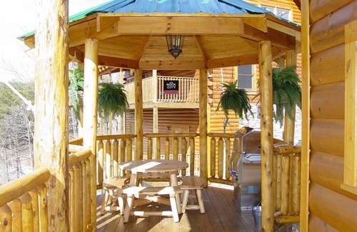 Pigeon Forge Cabin | ERN854 - Wagon Wheel Lodge - Great Location! Close To All The Action!