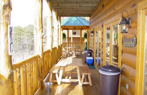 Pigeon Forge Cabin | ERN854 - Wagon Wheel Lodge - Great Location! Close To All The Action!