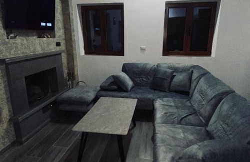 Mbrostar-Urë Apartment | Ervis Villa