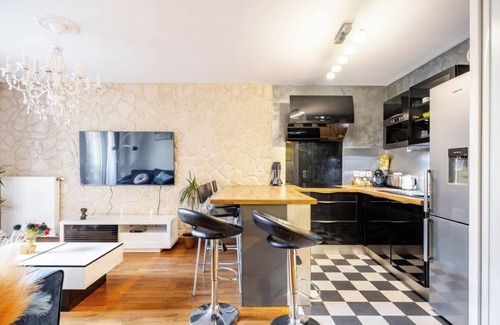 Le Plessis-Bouchard Apartment | Escapade Exotique-Private Terrace-Love&Jacuzzi