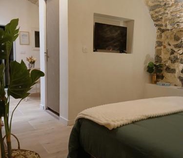 Villeneuve-de-Berg Apartment | Escapade romantique ardéchoise