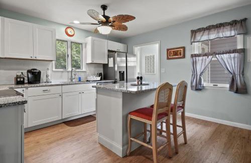 Deep Hole House | Escape at Deep Hole Hideaway - Pet friendly duplex!