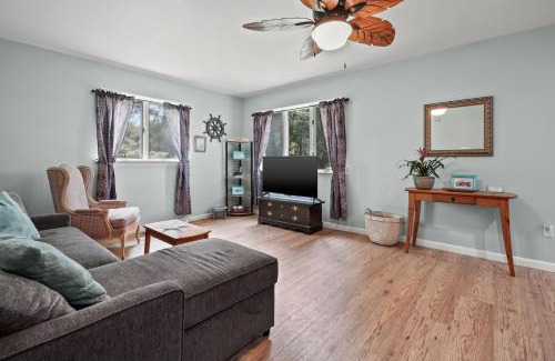 Deep Hole House | Escape at Deep Hole Hideaway - Pet friendly duplex!