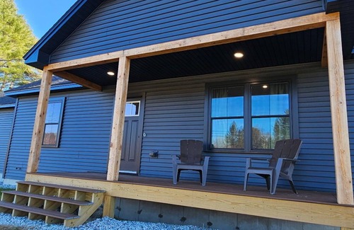 Harrison House | Escape for 8. HotTub, Gym, Firepit, Brook & Big Yard Near Outdoor Adventures