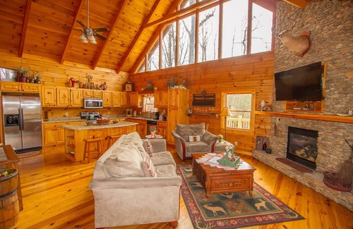 Gatlinburg - Pigeon Forge Cabin | Escape From Reality - Deluxe 7 person hot tub and large wrap around deck