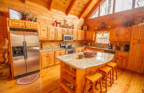 Gatlinburg - Pigeon Forge Cabin | Escape From Reality - Deluxe 7 person hot tub and large wrap around deck