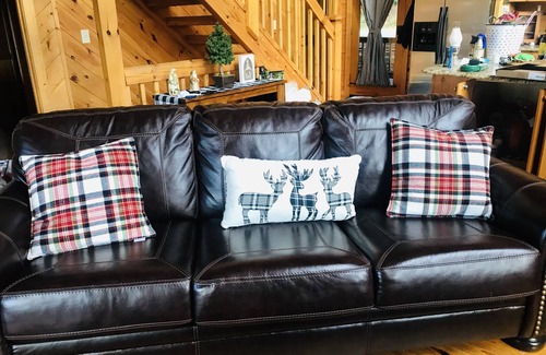Gatlinburg - Pigeon Forge Cabin | Escape From Reality - Deluxe 7 person hot tub and large wrap around deck